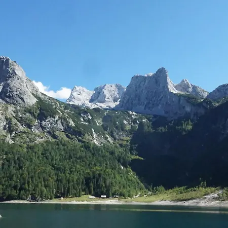 玉特雪绒花公寓 *